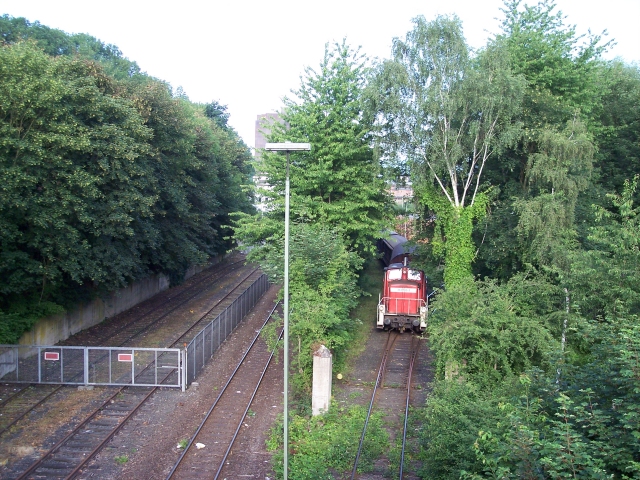 364 bedient des Gleisanschluß "Thyssen Henschel" in Rothenditmold, 30.6.2006