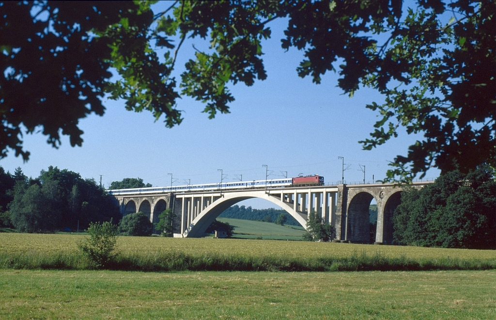 112 mit Interregio auf der Fuldabrücke Guntershausen, 24.6.1994