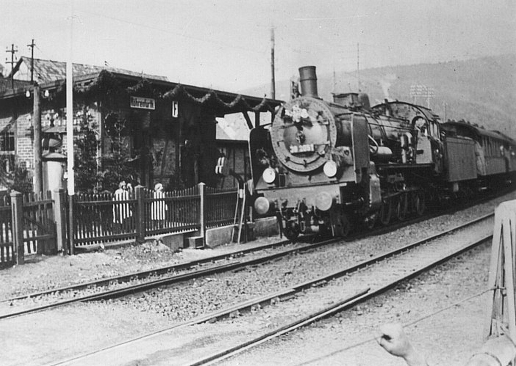 38 2051 vor Personenzug in R&ouml;hrenfurth