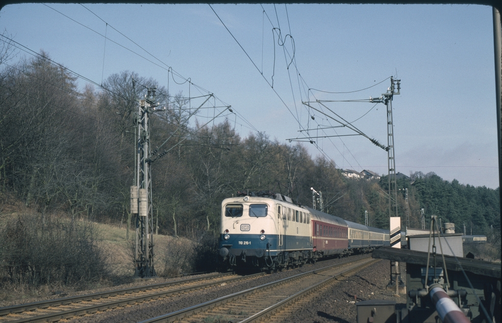 101 110 mit IR nach Konstanz in der n&ouml;rdlichen Einfahrt von Grifte, April 2001